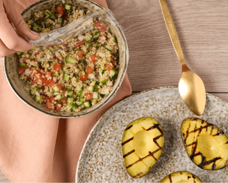 Gegrillte Avocado mit Quinoa Salat